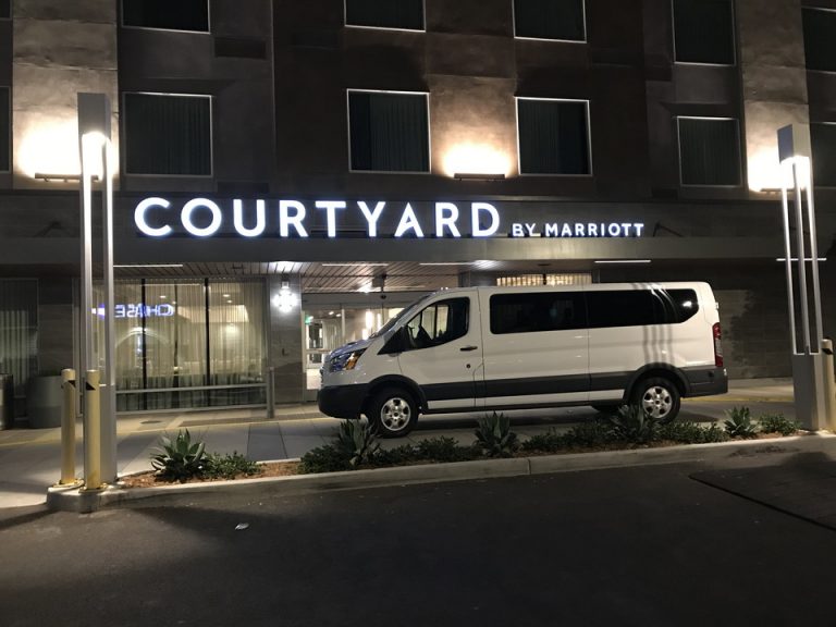 フロント 空港へのシャトルバスがちょうど入って来ました