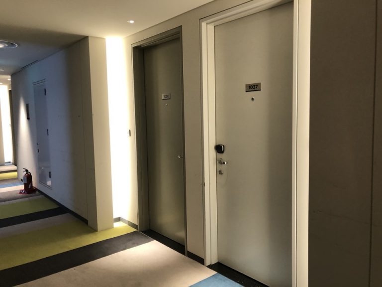 入り口外側少し斜めから撮影