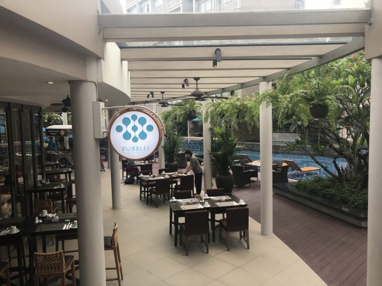 朝ごはんは一階にあるプールの隣のレストランで。