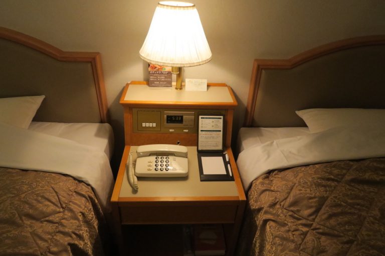 ベッド横の電話台