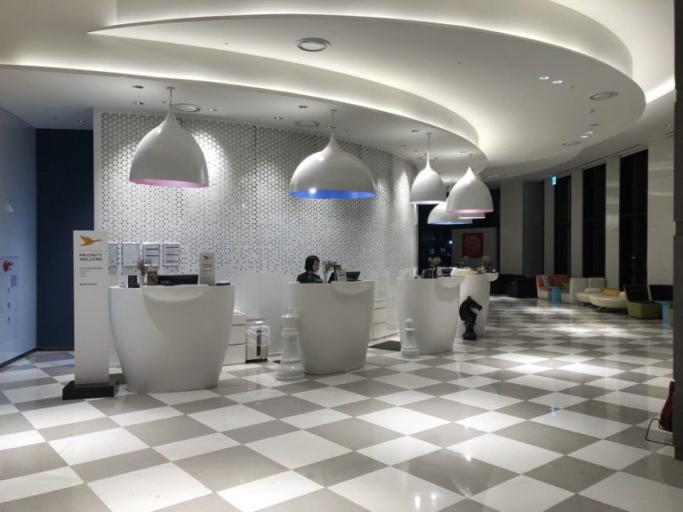 ロビーカウンターは5つほどに分かれている