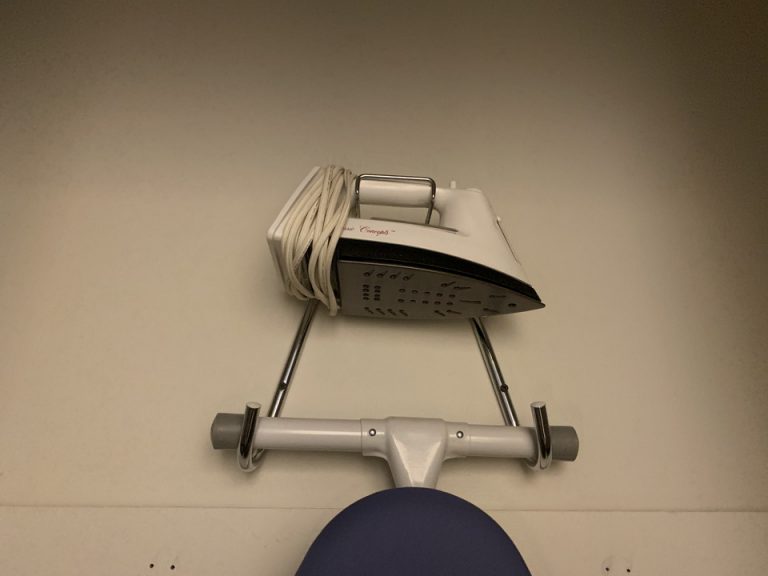 クローゼットは小さめですが、十分に整っていると思いました。アイロンがあるのは有難いです。(1)