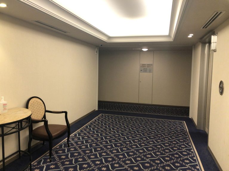宿泊階EVホール
