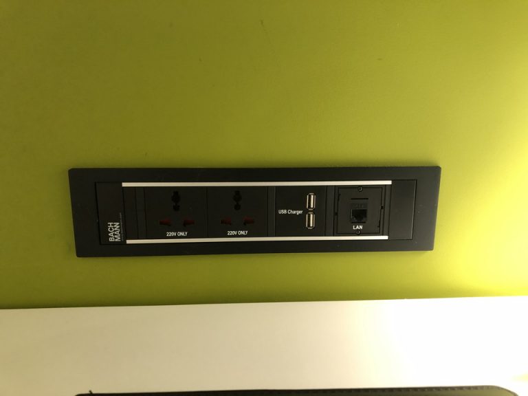 デスク上のコンセント USBプラグあり