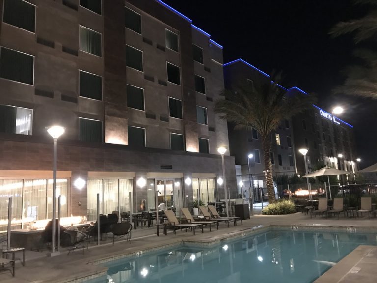 プールと客室のコントラスト