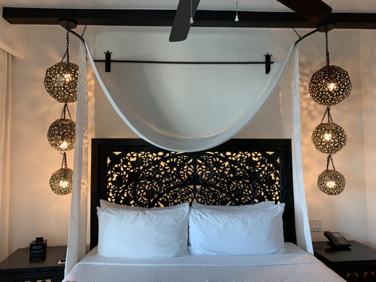 客室 ベッドルーム ベッドの天蓋