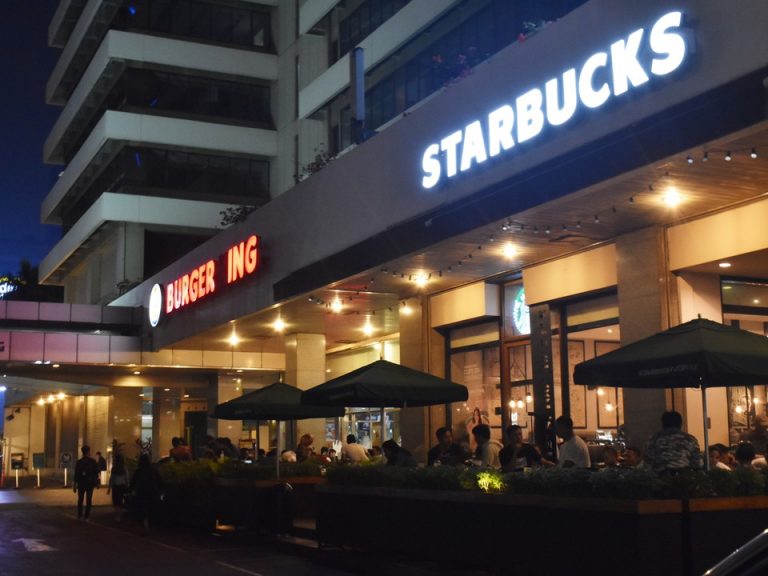 ホテル向かい側のスターバックス