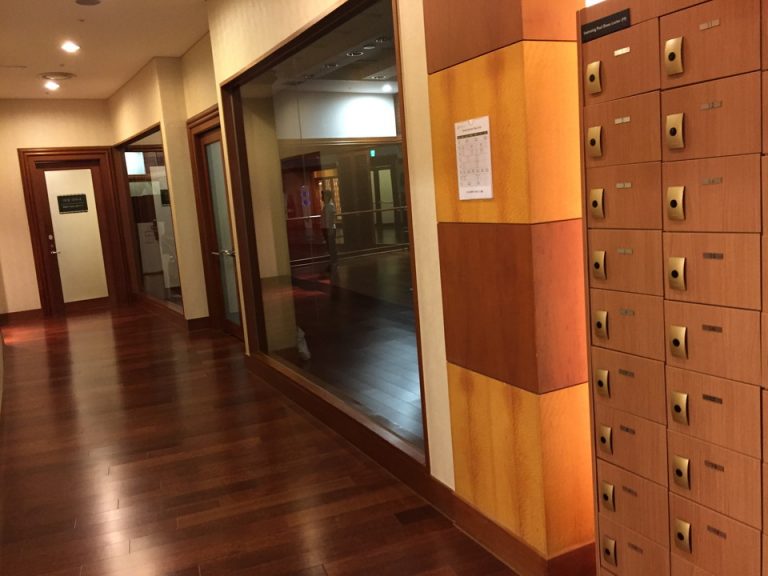 プール ジム入口を入り左手にロッカーとサウナ(有料)