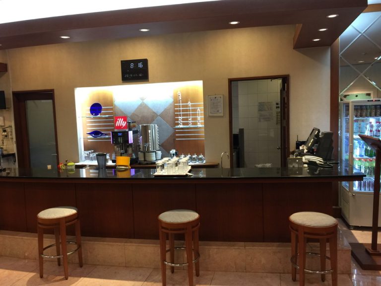 プール ジム入口 飲食スペース奥 ここでドリンクやフードをオーダーできる