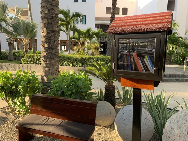 ホテル内の庭 本の貸し出しサービス