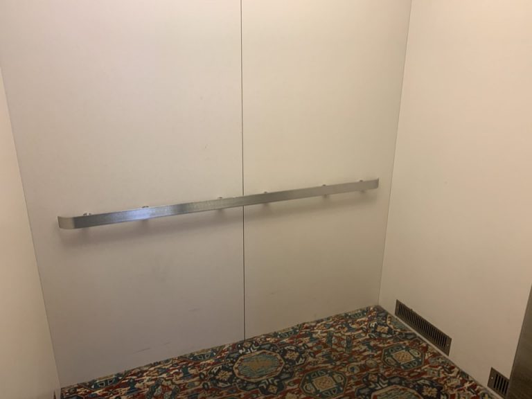 小さめな作りで、1台しかありませんが、客室もそれほど多くないので待つことはほとんどありませんでした。(1)