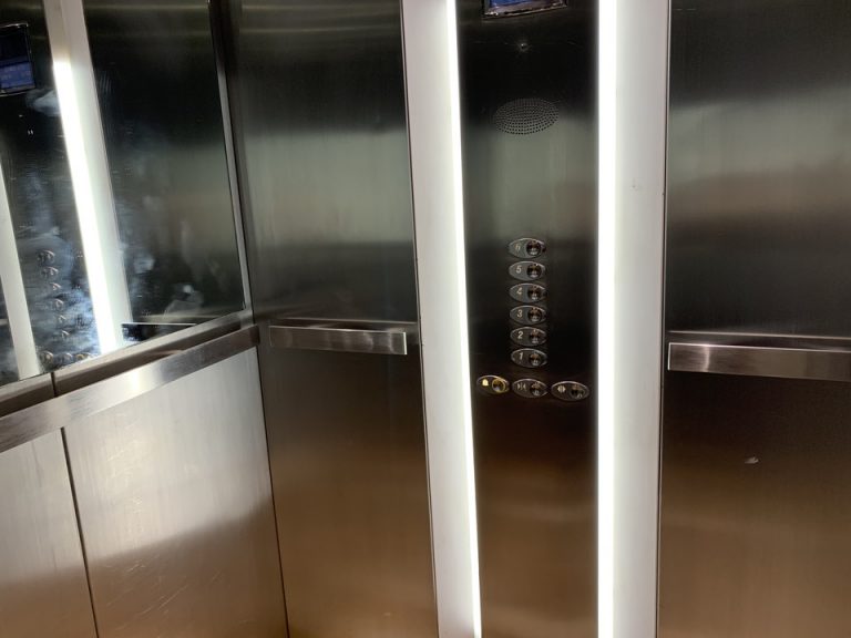 エレベーター内(1)