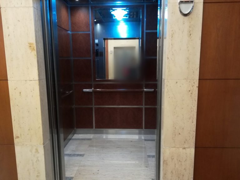 エレベーター内観①