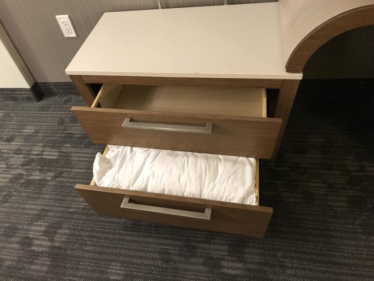 引き出しには追加のブランケット類がありました