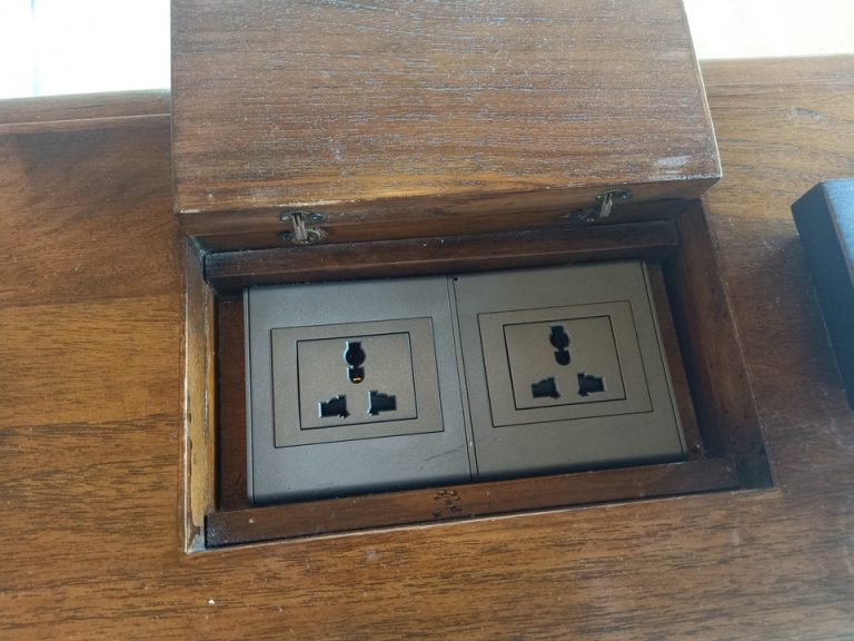 客室(コンセント)