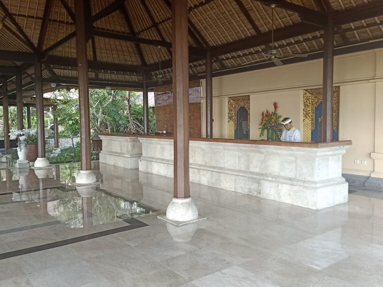 フロント全体&フロントカウンター