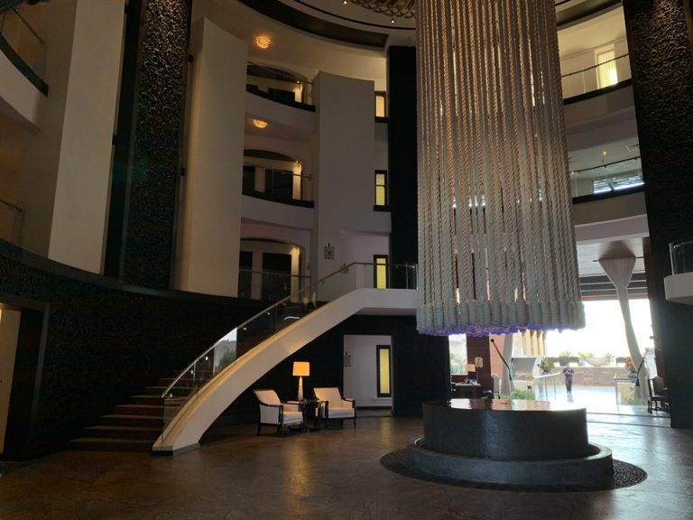 ロビー内側から見たエントランス