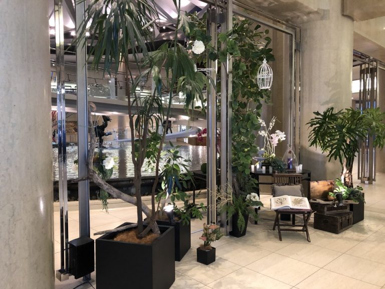 エレベーターホールからロビー方向