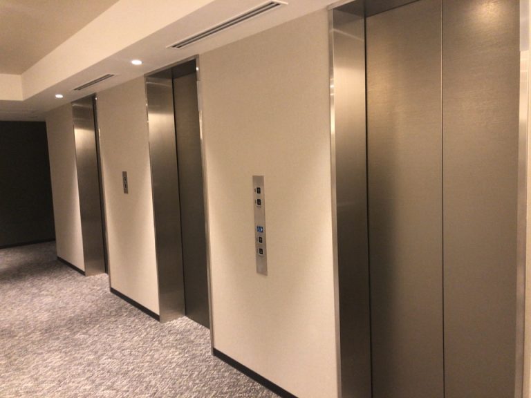 宿泊階EVホール(2)