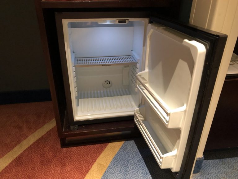 冷蔵庫(開いた状態)は小型サイズでした。1.5L×2本と500ml×1本程度です。