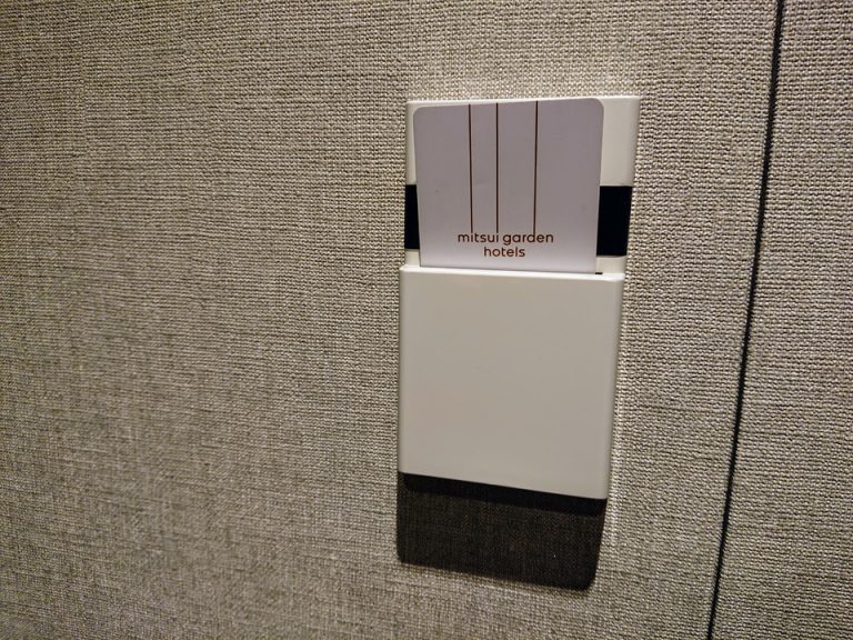 ルームキー挿込口