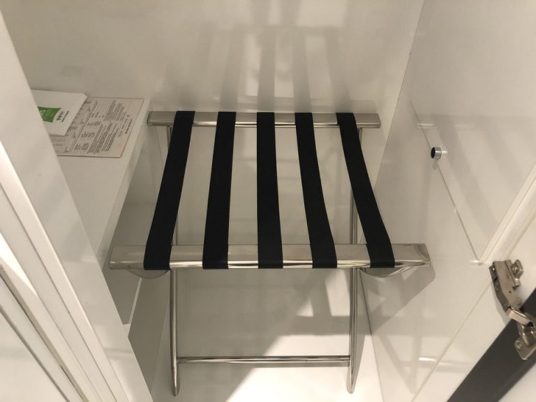 クローゼット中の荷物置き