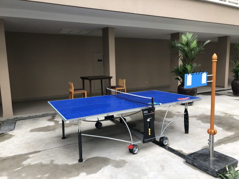 プールサイドには卓球台も。