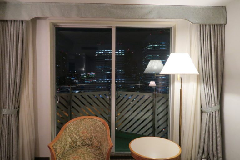 客室の窓(カーテンなし)