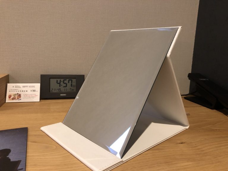 デスクに備わってたミラー