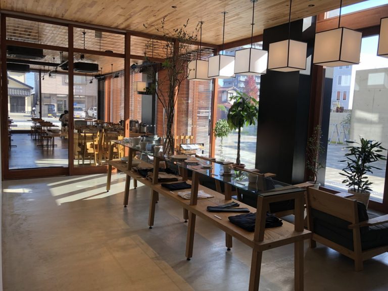 ホテルで実際にその使い心地を体感した商品を購入可能。ロビー奥はレストラン