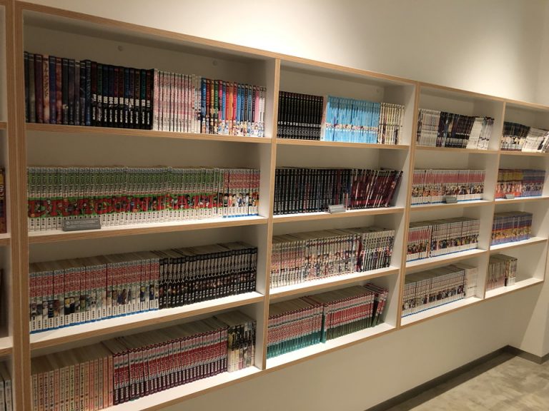 2F コインランドリー付近に漫画本