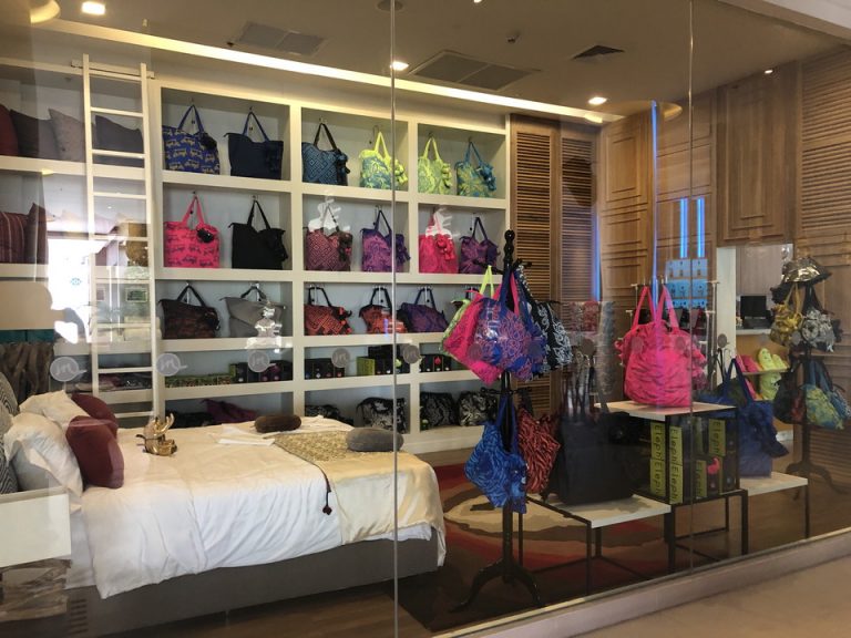 ホテル内にショップは1つしかなく、かばんやぬいぐるみなどが売ってました2