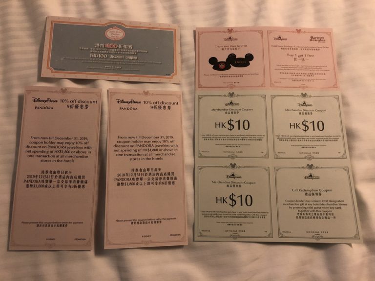 客室内のテーブルにはホテル内で使えるクーポンがありました。