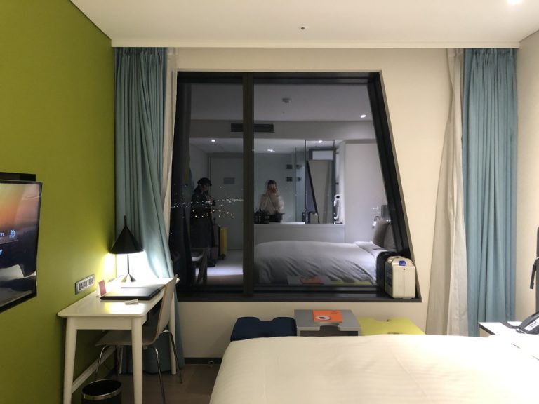 窓カーテン開けた状態 夜