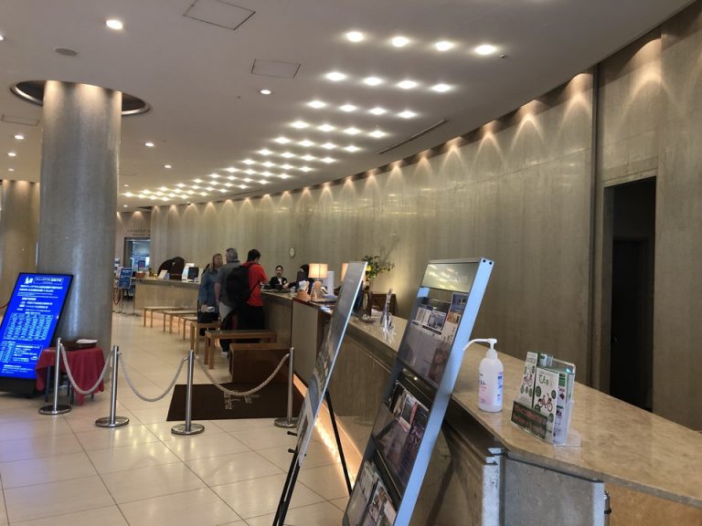 1F フロントカウンター