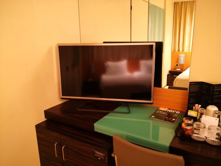 ベッド方向からTV