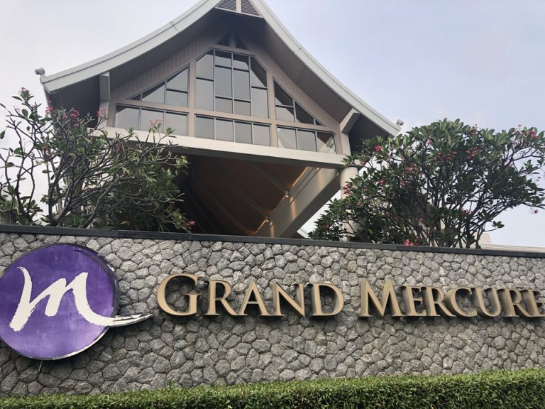 建物の外側には大きくグランドメリキュールの文字が。
