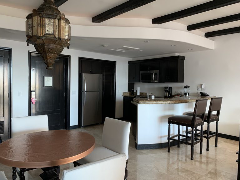 客室ないから見た入口付近とキッチン