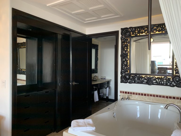 客室 ベッドルームのクローゼット