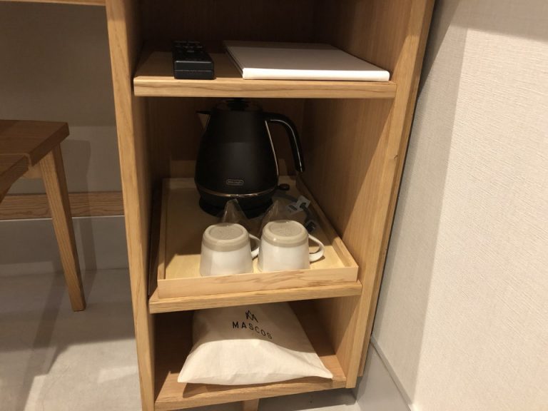 デスクの棚に 鏡 カフェコーナー ドライヤーが収納