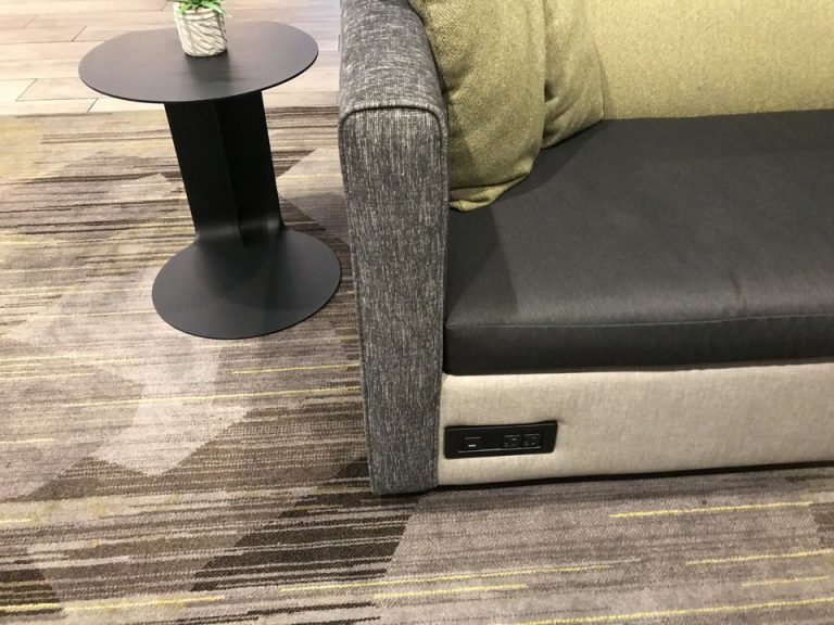 待合のソファにはチャージングアウトレットもありました。