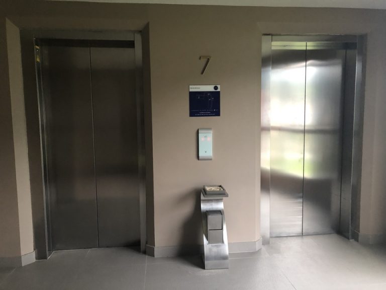 小さめのエレベーターが2台ありました。