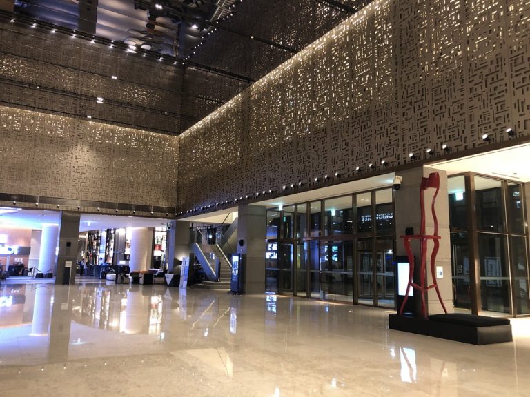 ロビーは隣接するホテルと繋がっている