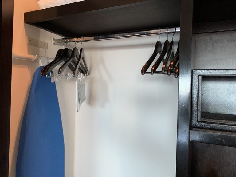 客室 リビングルームのクローゼット2