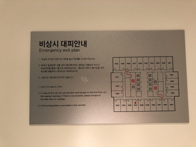 入り口ドアにある避難経路