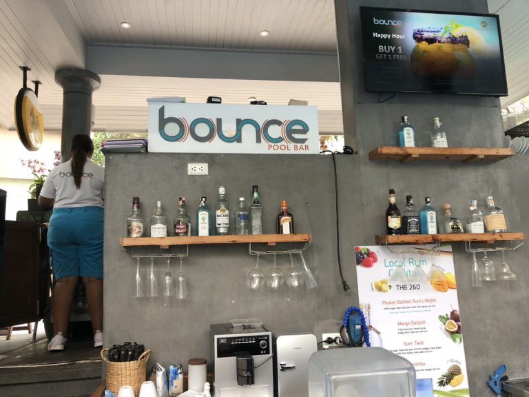 プールに併設されたバーは、プールの中に椅子があって、プールの中で飲めます。