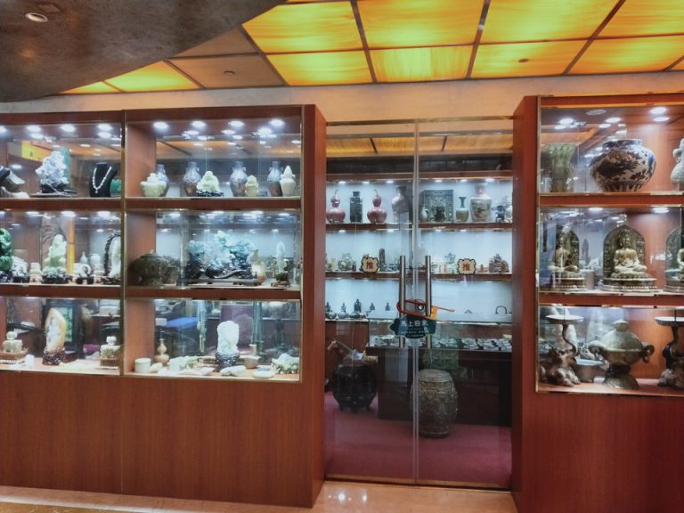 ショップ フロントの横にある