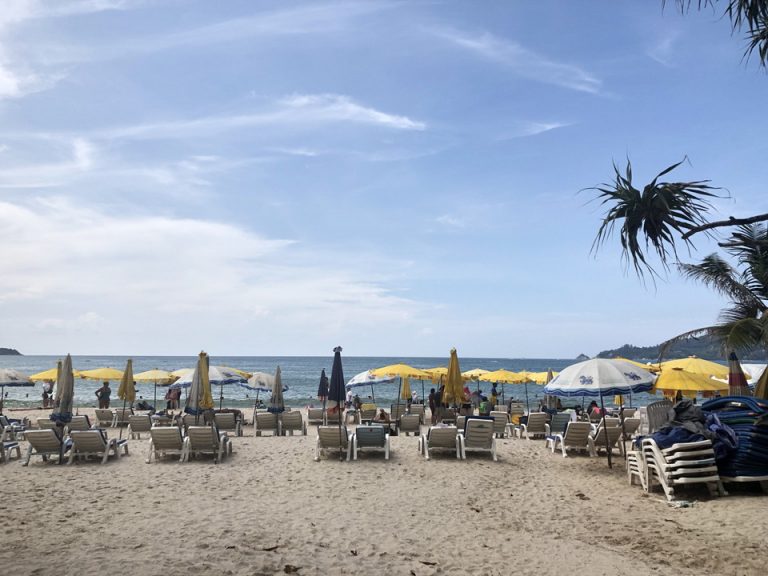 徒歩10分の距離には有名なパトンビーチが。