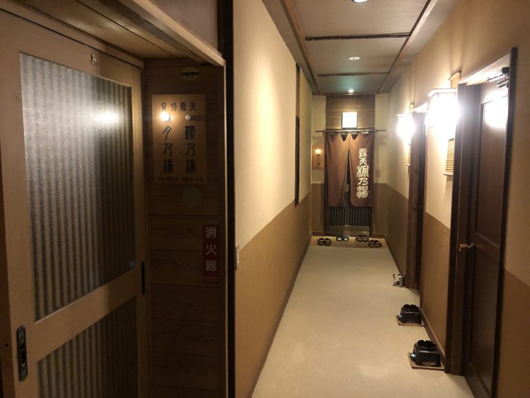 3つの貸切露天風呂 廊下 奥に楓乃湯、手前2つが月乃湯、櫻乃湯