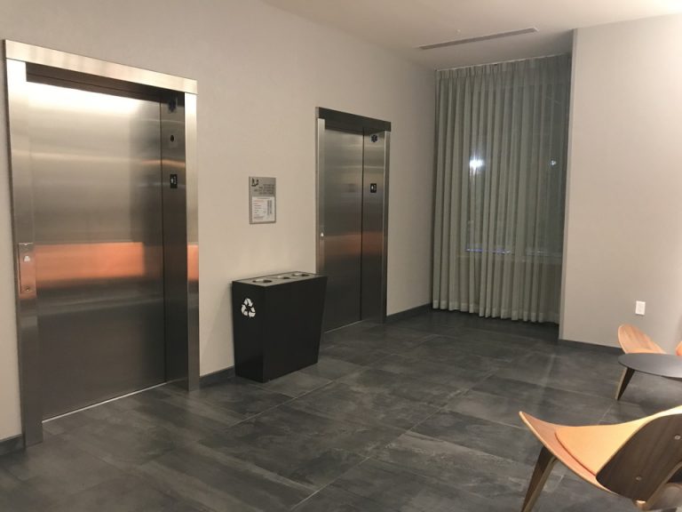 1階エレベーターホール